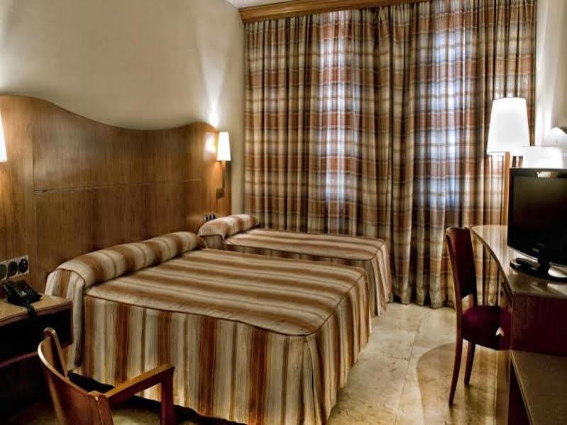 Hotel Aristol - Sagrada Familia Barcelona Bagian luar foto